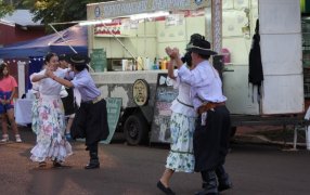Apóstoles: Feria de Emprendedores Gastronómicos con Exposición de Karting, el público que disfrutó de la variedad de actividades y eventos ofrecidos