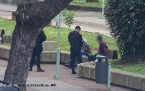 Posadas: Policías motorizados atraparon a dos delincuentes y secuestraron una bolsa repleta de celulares