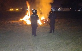 Agentes Motorizados de la Policía de Misiones arrestaron a dos individuos de 19 y 21 años que iniciaron un incendio de pastizales en el Municipio de Garupá