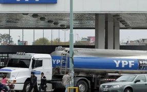 Combustibles: YPF se alineó al pedido oficial y aumentará las naftas un 4,5% desde este sábado