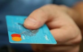 Cómo denunciarlo: Devolución del IVA, qué hacer si un comercio no acepta tarjeta de débito