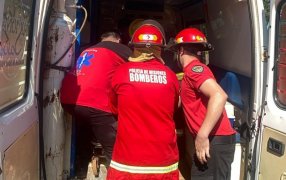 Bomberos de la Policía de Misiones rescatan a un obrero que se accidentó en una estructura en reparación en la ciudad de Oberá
