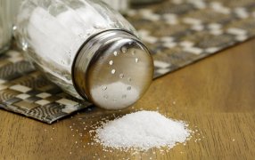 Estudio sobre 465 mil personas: Añadir sal a los alimentos en el plato implica un mayor riesgo de enfermedad renal crónica