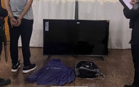Posadas: Operadores del Centro Integral de Operaciones 911 de la Policía de Misiones permitió la detención de un individuo de 27 años, quien sustrajo una televisión Smart TV de una sucursal de electrodomésticos