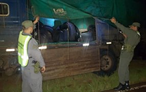 Un camión detenido sobre la banquina iba cargado con 40 neumáticos de procedencia extranjera, de distintos rodados y medidas, los cuales carecían del aval legal que justifique su legal ingreso al país