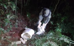 Incautación de estupefacientes, estaban ocultos entre los matorrales dos bultos de grandes dimensiones