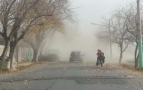 Alerta por viento fuerte en Buenos Aires y otras dos provincias: El Servicio Meteorológico Nacional mantenía para este miércoles advertencias por viento y nieve en varias zonas del país
