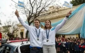 Mateo Majdalani y Eugenia Bosco, recibidos como héroes en la ciudad de San Isidro, tras conseguir la medalla plateada en vela en los Juegos Olímpicos París 2024