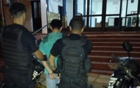 Oberá: Motociclista 19 años intentó escapar de la Policía de Misiones y embistió a un agente y terminó preso