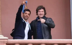 El Maligno Torres visitó a Javier Milei en la Casa Rosada y exhibió ante el pueblo la medalla dorada de los Juegos Olímpicos 2024