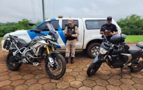 La Policía de Misiones desplegó un operativo  conjunto con efectivos de la Prefectura Naval Argentina en una rápida intervención evitó que dos motocicletas robadas sean llevadas hacia Paraguay