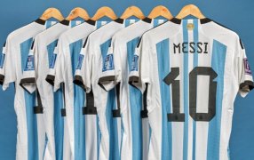 Londres: Pago millonario por seis camisetas que usó Messi en Qatar 2022
