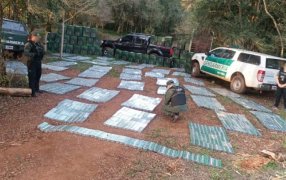 Contrabando de cigarrillos: Gendarmería Nacional allana una chacra y recupera vehículo robado