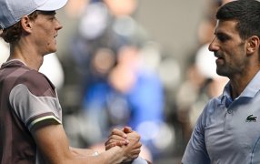 Tenis: Jannik Sinner hace historia en el Australian Open, le puso fin al reinado de Novak Djokovic y jugará la final