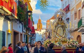 Futbolistas de España celebran campeonato orgullosos de la Virgen patrona de su pueblo