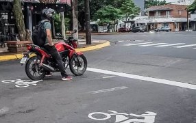 La Zona de Detención Segura para Motocicletas, brinda más seguridad a los conductores posadeños