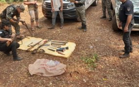 Misiones: Descubrieron un campamento furtivo en un operativo rural, secuestraron varias armas de fuego y trampas