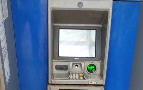 Misiones: Un individuo enfurecido rompió un cajero bancario en la localidad de Concepción de La Sierra y fue detenido