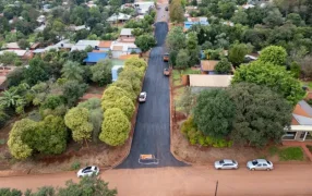 Misiones: La Dirección Provincial de Vialidad del Programa Pavimento Urbano, asfalta nuevas calles en ocho Municipios