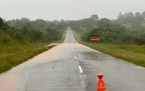 Abundante agua sobre calzada principal de la Ruta Provincial Nº 1, tramo Apóstoles – Azara, el lugar está señalizado y se solicita circular con cuidado por la zona