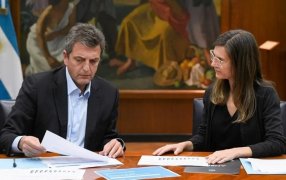 Tras la presión de Cristina Kirchner, preparan un bono para los más pobres con más de 70 mil millones de pesos del dólar soja