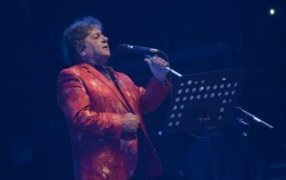 El cantante de Los Palmeras, Cacho Deicas, dejó terapia intensiva y mejora su estado de salud tras el ACV, fue trasladado a una habitación general