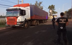 Misiones: En dos procedimientos policiales realizados durante esta madrugada en la zona sur de la provincia se retuvieron tres camiones que transportaban una gran carga de soja en forma irregular