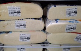El precio del queso cremoso exhibe leves aumentos y la góndola distingue poco entre PyMEs y grandes