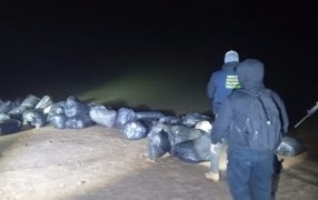 La Policía de Misiones secuestró media tonelada de marihuana a orillas del Río Paraná, los cuales estaban distribuidos en 42 bultos, que supera los 1.600 millones de pesos