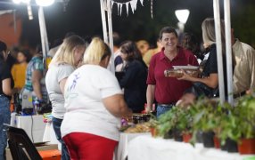 Apóstoles: El Ministro Adolfo Safrán visitó la feria de la Noche Agricultura, donde dialogó con expositores y vecinos del Municipio