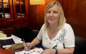 Apóstoles: El Municipio reforzará su parque vial con nueva retro excavadora, la Intendente María Eugenia Safrán firmó este jueves un convenio para la adquisición