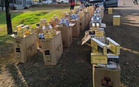 Automóvil que arremetió contra un dispositivo de control llevaba más de 16 mil paquetes de cigarrillos: El rodado presentaba pedido de secuestro por robo