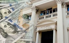 Los comercios podrán publicar sus precios en dólares desde este viernes