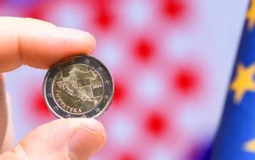 Cambios en la política monetaria: Croacia adoptó al euro como moneda oficial y se unió al espacio Schengen