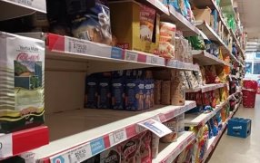 La devaluación se siente en las góndolas con aumentos de hasta 30% y sin cuotas para financiar las compras, los pequeños comercios ya recibieron listas con altas subas