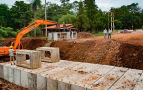 Jardín América: La Dirección Provincial de Vialidad y la Municipalidad trabajan en una obra hídrica vital para poner fin a los anegamientos en el Municipio