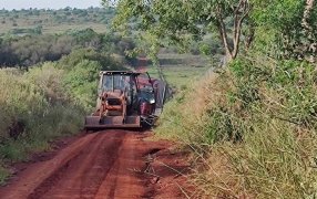 Misiones: Cayó en una zanja un camión con carga de granos de soja, que circulaba por caminos rurales evadiendo presumiblemente el control de ATM