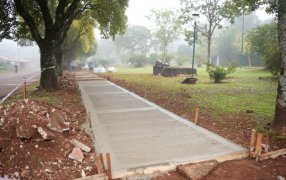 Apóstoles: Obras de mejoras de veredas en plazoletas de Avenida Sarmiento, permitiendo a los vecinos disfrutar de un espacio público renovado y más seguro