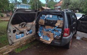 Misiones: Tras una persecución policial interceptaron un vehículo robado y cargado con casi 1.400 gruesas de cigarrillos de contrabando