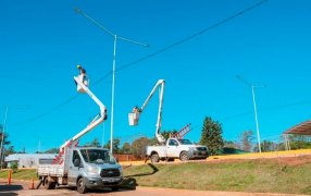 La Dirección Provincial de Vialidad instaló nuevas luminarias en un tramo de la Travesía Urbana de Posadas que integra la ciudad de Posadas y la localidad de Garupá con la Ruta Nacional N° 12