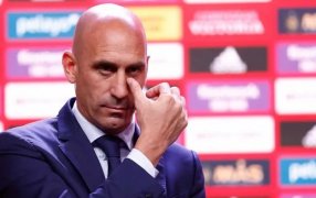 Luis Rubiales renunció a la presidencia de la Federación Española de Fútbol tras la sanción de la FIFA