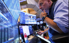 Cae el riesgo país, el dólar baja 75 pesos y se disparan hasta 20% acciones y bonos tras los anuncios del Gobierno Nacional