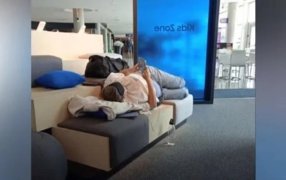 Llegaron al Aeropuerto de Ezeiza 33 jóvenes rusas embarazadas: Al menos 4 de las 6 mujeres estaban retenidas, consiguieron el permiso para ingresar al país