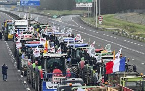 Agricultores franceses mantienen las protestas en las afueras de París
