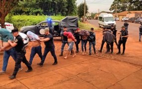 La Policía de Misiones desarticuló una banda criminal organizada dedicada a robos calificados y de vehículos: uno de los delincuentes atropelló a tres policías