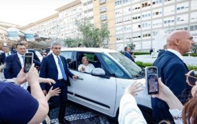 El Papa Francisco fue dado de alta, visitó a la Virgen y retomó la actividad