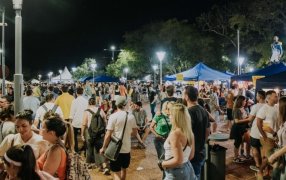 Posadas: La Feria "Brilla Sarita" celebró su 10° edición en el Parque Paraguayo, con 55 stands, el evento se consolidó como un punto de encuentro para emprendedores locales y amantes de la buena comida