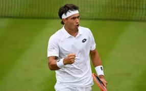 Tenis: Francisco Comesaña ganó y sigue haciendo historia en Wimbledon, Tomás Etcheverry se despidió del torneo