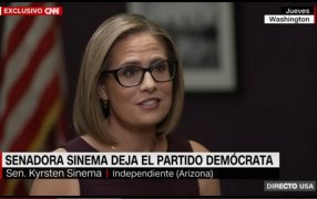Senadora Kyrsten Sinema deja el Partido Demócrata para registrarse como independiente