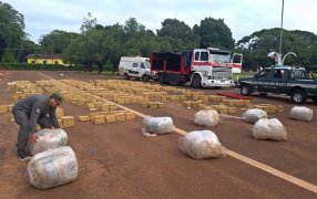 Operativo “Peso Pesado”: Incautan más de 2.800 kilos de marihuana ocultos en el semirremolque de un camión en Misiones